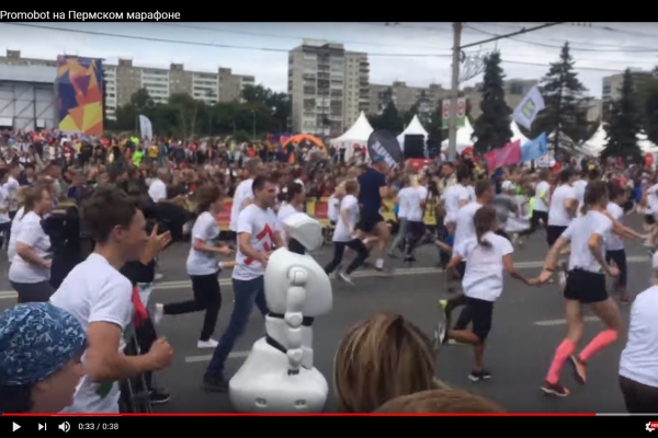 Робот-бегун в толпе марафонцев «пробежал» три километра