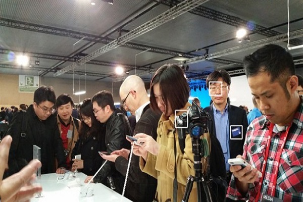 Samsung наняла 500 псевдофанатов для массовки на презентации Galaxy S6