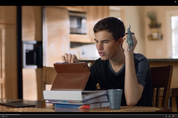 Компания Apple выпустила рекламный ролик в поддержку больных аутизмом